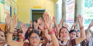 सिसवा सीएचसी में आशा कार्यकत्रियों का आंदोलन:नियमितीकरण और निश्चित मानदेय की मांग पर अड़ीं आशा कार्यकत्रियां, लोकगीत गाकर सरकार का खींचा ध्यान सिसवा सीएचसी में आशा कार्यकत्रियों का आंदोलन:नियमितीकरण और निश्चित मानदेय की मांग पर अड़ीं आशा कार्यकत्रियां, लोकगीत गाकर सरकार का खींचा ध्यान