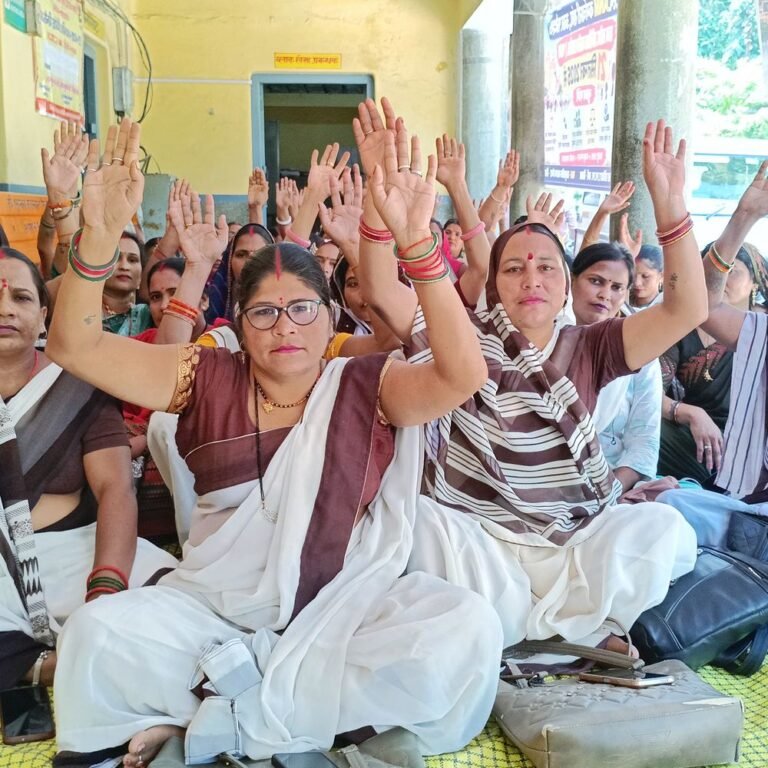 सिसवा सीएचसी में आशा कार्यकत्रियों का आंदोलन:नियमितीकरण और निश्चित मानदेय की मांग पर अड़ीं आशा कार्यकत्रियां, लोकगीत गाकर सरकार का खींचा ध्यान