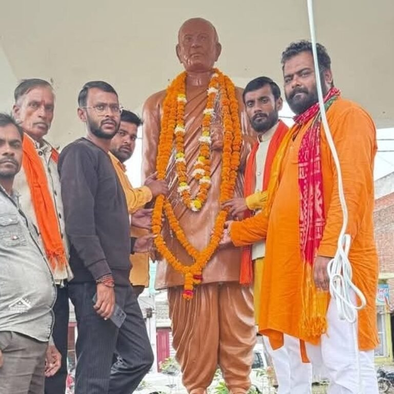 सरदार पटेल की जयंती पर स्कूलों में कार्यक्रम हुए:बीजेपी नेताओं ने प्रतिमा पर फूल चढ़ाए, बच्चों को पेंसिल-कॉपी दी