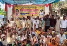 फुर्सतपुर में सड़क-नाली की मांग पर तीसरे दिन भी धरना:ग्रामीणों ने कहा- मांगें पूरी होने तक जारी रहेगा आंदोलन, महिलाएं भी हुईं शामिल फुर्सतपुर में सड़क-नाली की मांग पर तीसरे दिन भी धरना:ग्रामीणों ने कहा- मांगें पूरी होने तक जारी रहेगा आंदोलन, महिलाएं भी हुईं शामिल