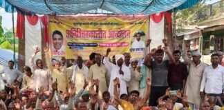 फुर्सतपुर में सड़क-नाली की मांग पर तीसरे दिन भी धरना:ग्रामीणों ने कहा- मांगें पूरी होने तक जारी रहेगा आंदोलन, महिलाएं भी हुईं शामिल फुर्सतपुर में सड़क-नाली की मांग पर तीसरे दिन भी धरना:ग्रामीणों ने कहा- मांगें पूरी होने तक जारी रहेगा आंदोलन, महिलाएं भी हुईं शामिल