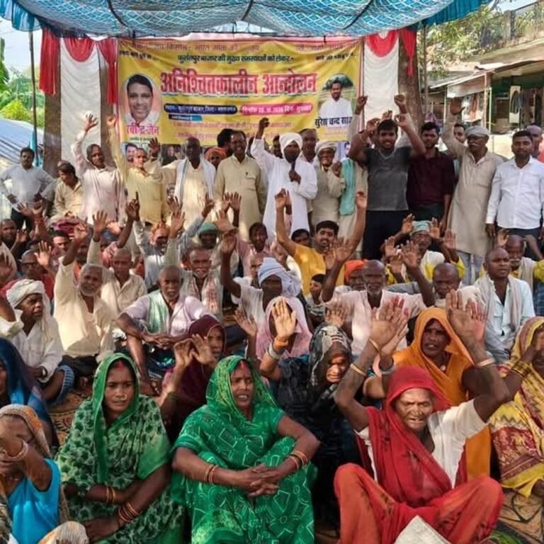 फुर्सतपुर में सड़क-नाली की मांग पर तीसरे दिन भी धरना:ग्रामीणों ने कहा- मांगें पूरी होने तक जारी रहेगा आंदोलन, महिलाएं भी हुईं शामिल