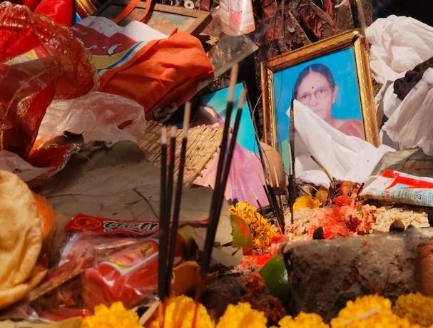 वाराणसी में ये कैसा पीपल का पेड़, जहां लटकी रहती हैं मृतकों की तस्वीरें? पुराणों में भी है इस जगह का जिक्र