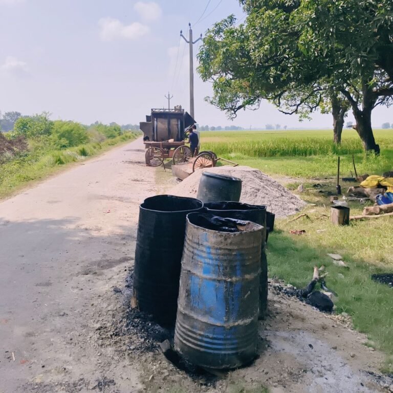 दैनिक भास्कर की खबर का असर:बलुआ-चोरथरी नहर मार्ग की सड़क मरम्मत शुरू