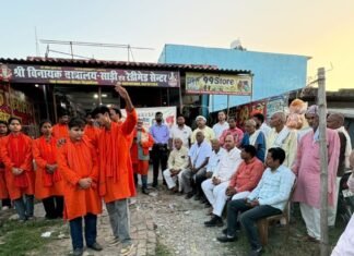 कलाकारों ने सरकारी योजनाओं पर आधारित नाटक का मंचन किया:खेसरहा में भोजपुरी अभिनेता निर्देशन में सरकारी योजनाओं को दिखाया, बड़ी संख्या में दर्शक जुटे कलाकारों ने सरकारी योजनाओं पर आधारित नाटक का मंचन किया:खेसरहा में भोजपुरी अभिनेता निर्देशन में सरकारी योजनाओं को दिखाया, बड़ी संख्या में दर्शक जुटे