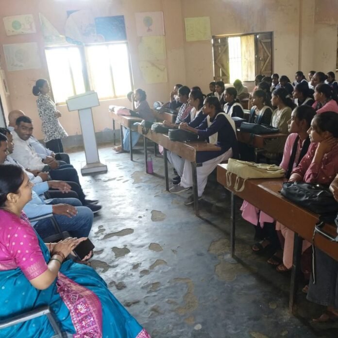 अमृत लाल कॉलेज में प्लास्टिक मुक्ति, जल संरक्षण पर जागरूकता:फरेन्दा में प्राचार्य ने बताए सिंगल यूज प्लास्टिक के नुकसान, 72 लोगों ने ली शपथ