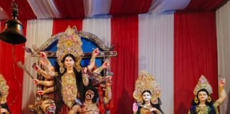 महादेवा चौराहे पर दुर्गा पूजा का आयोजन:व्यापारियों के सहयोग से सजा पंडाल महादेवा चौराहे पर दुर्गा पूजा का आयोजन:व्यापारियों के सहयोग से सजा पंडाल