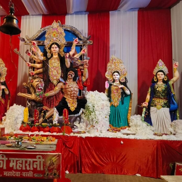 महादेवा चौराहे पर दुर्गा पूजा का आयोजन:व्यापारियों के सहयोग से सजा पंडाल