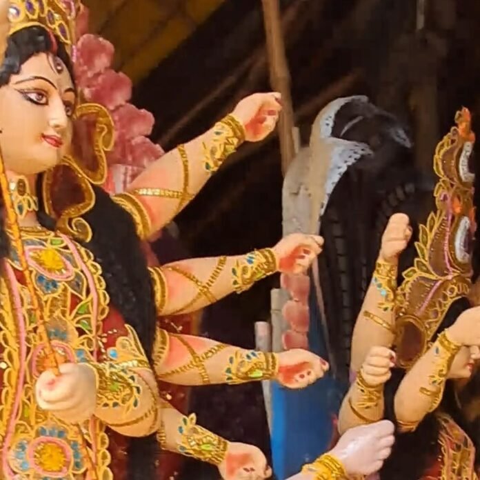 नगर बाजार में मां दुर्गा की प्रतिमाएं तैयार:पूजा पंडालों में स्थापना की तैयारियां तेज, रौनक बढ़ी