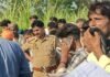 बलरामपुर में शव गन्ने के खेत के पास मिला:एक दिन पहले से लापता थे; पुलिस जांच में जुटी बलरामपुर में शव गन्ने के खेत के पास मिला:एक दिन पहले से लापता थे; पुलिस जांच में जुटी