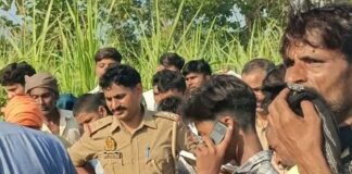 बलरामपुर में शव गन्ने के खेत के पास मिला:एक दिन पहले से लापता थे; पुलिस जांच में जुटी बलरामपुर में शव गन्ने के खेत के पास मिला:एक दिन पहले से लापता थे; पुलिस जांच में जुटी