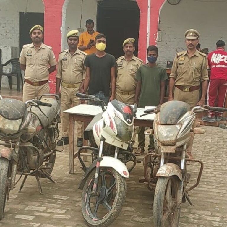 श्रावस्ती में बाइक चोरी करने वाले 2 आरोपी गिरफ्तार:3 मोटरसाइकिलें बरामद, नेपाल में ले जाकर बेचते थे गाड़ी