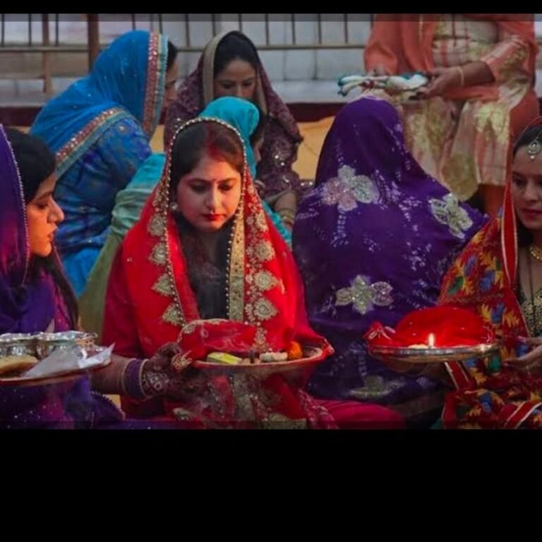 बस्ती के महिलाओं ने करवा चौथ का व्रत रखा:शाम को चांद देखकर परिवार की लंबी उम्र की कामना की