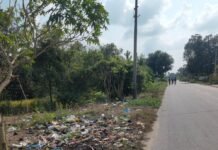लालपुर में सड़क किनारे गंदगी का अंबार:ग्रामीण परेशान, बदबू फैलने और मच्छरों के बढ़ने का डर लालपुर में सड़क किनारे गंदगी का अंबार:ग्रामीण परेशान, बदबू फैलने और मच्छरों के बढ़ने का डर