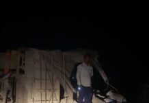 बहराइच में सीमेंट लदी ट्रक पुल से टकराकर पलटी:ड्राइवर को झपकी आने से हुआ हादसा; पुल पर फैली सीमेंट हटाई गई बहराइच में सीमेंट लदी ट्रक पुल से टकराकर पलटी:ड्राइवर को झपकी आने से हुआ हादसा; पुल पर फैली सीमेंट हटाई गई