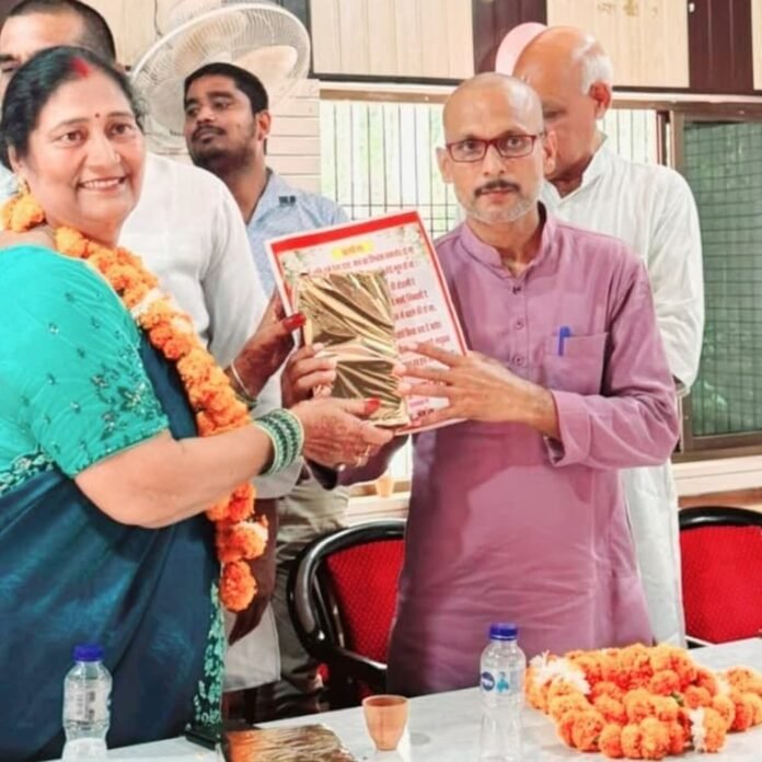 बस्ती में गीता सिंह के सेवानिवृत्त होने पर विदाई समारोह:ब्लॉक सभागार में सम्मानित कर दीं शुभकामनाएं