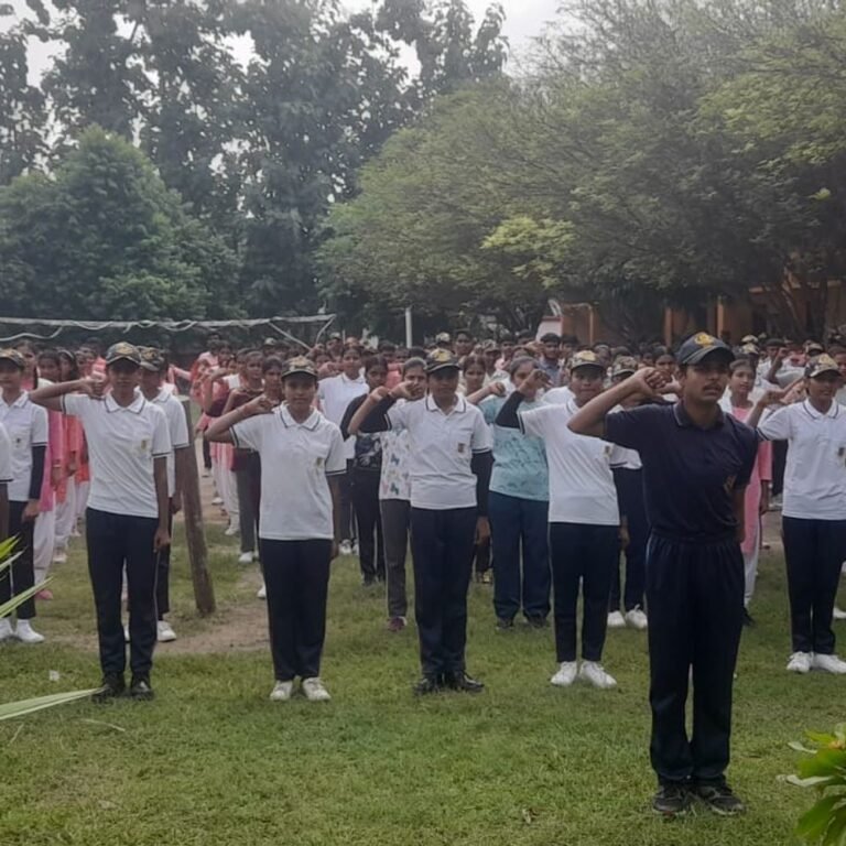 गांधी-शास्त्री जयंती पर सत्य, अहिंसा और स्वच्छता का संदेश:महराजगंज के कॉलेज में संगोष्ठी; स्वच्छता अभियान और चित्रकला प्रतियोगिता हुई