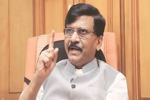‘मोगैंबो मोदी’ वाले बयान से गरमाई राजनीति, संजय राउत ने सरकार पर उठाए सवाल