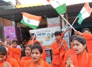 पीएम मोदी के 25 साल के सार्वजनिक जीवन पर नुक्कड़-नाटक:घोंसियारी बाजार में 'सेवा संकल्प अभियान' के तहत आयोजन, संघर्ष और सुशासन दिखाया पीएम मोदी के 25 साल के सार्वजनिक जीवन पर नुक्कड़-नाटक:घोंसियारी बाजार में 'सेवा संकल्प अभियान' के तहत आयोजन, संघर्ष और सुशासन दिखाया