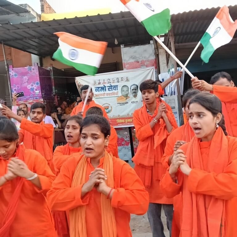 पीएम मोदी के 25 साल के सार्वजनिक जीवन पर नुक्कड़-नाटक:घोंसियारी बाजार में 'सेवा संकल्प अभियान' के तहत आयोजन, संघर्ष और सुशासन दिखाया