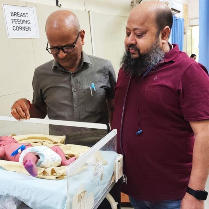 बहराइच में मंदिर के पास मिली नवजात बच्ची:अस्पताल में भर्ती कराई गई, सीडब्ल्यूसी अध्यक्ष देखने पहुंचे
