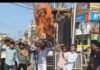 जंतर-मंतर पर देशविरोधी नारों का आरोप:महराजगंज में हिंदू रक्षक दल ने अभिजीत का पुतला फूंका, फंडिंग की जांच की मांग जंतर-मंतर पर देशविरोधी नारों का आरोप:महराजगंज में हिंदू रक्षक दल ने अभिजीत का पुतला फूंका, फंडिंग की जांच की मांग