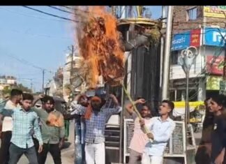 जंतर-मंतर पर देशविरोधी नारों का आरोप:महराजगंज में हिंदू रक्षक दल ने अभिजीत का पुतला फूंका, फंडिंग की जांच की मांग जंतर-मंतर पर देशविरोधी नारों का आरोप:महराजगंज में हिंदू रक्षक दल ने अभिजीत का पुतला फूंका, फंडिंग की जांच की मांग