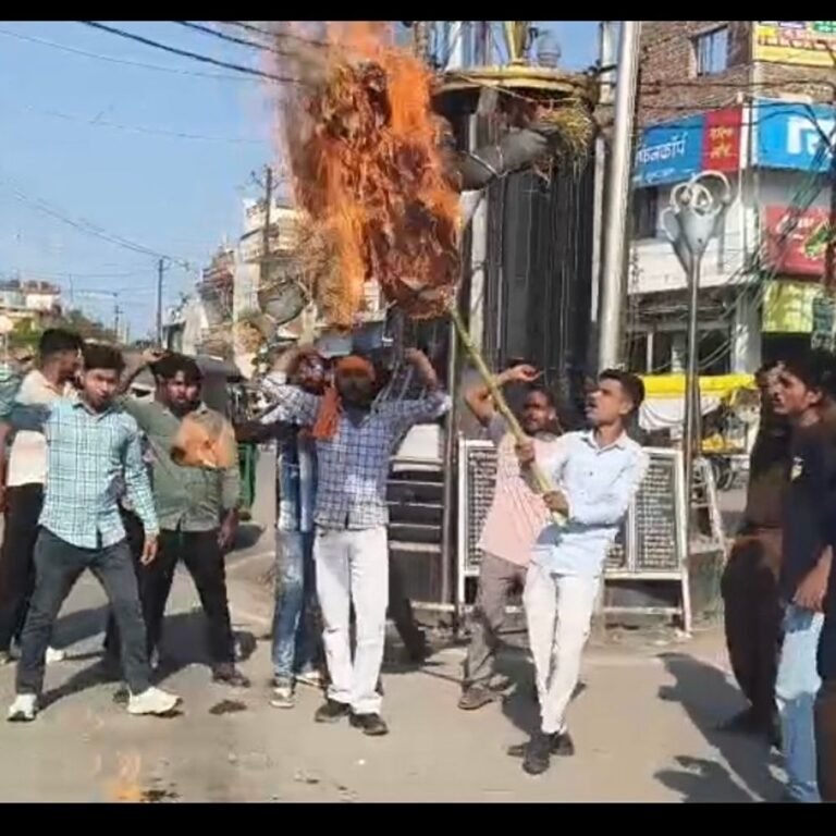जंतर-मंतर पर देशविरोधी नारों का आरोप:महराजगंज में हिंदू रक्षक दल ने अभिजीत का पुतला फूंका, फंडिंग की जांच की मांग