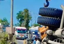 ड्राइवर को नींद आने से ट्रक बैरिकेडिंग से टकराया:बस्ती में हड़िया ब्रिज के पास फोरलेन पर हादसा, क्रेन से हटाया जा रहा ट्रक ड्राइवर को नींद आने से ट्रक बैरिकेडिंग से टकराया:बस्ती में हड़िया ब्रिज के पास फोरलेन पर हादसा, क्रेन से हटाया जा रहा ट्रक
