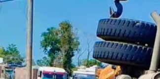 ड्राइवर को नींद आने से ट्रक बैरिकेडिंग से टकराया:बस्ती में हड़िया ब्रिज के पास फोरलेन पर हादसा, क्रेन से हटाया जा रहा ट्रक ड्राइवर को नींद आने से ट्रक बैरिकेडिंग से टकराया:बस्ती में हड़िया ब्रिज के पास फोरलेन पर हादसा, क्रेन से हटाया जा रहा ट्रक