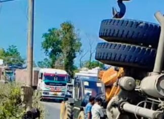 ड्राइवर को नींद आने से ट्रक बैरिकेडिंग से टकराया:बस्ती में हड़िया ब्रिज के पास फोरलेन पर हादसा, क्रेन से हटाया जा रहा ट्रक ड्राइवर को नींद आने से ट्रक बैरिकेडिंग से टकराया:बस्ती में हड़िया ब्रिज के पास फोरलेन पर हादसा, क्रेन से हटाया जा रहा ट्रक