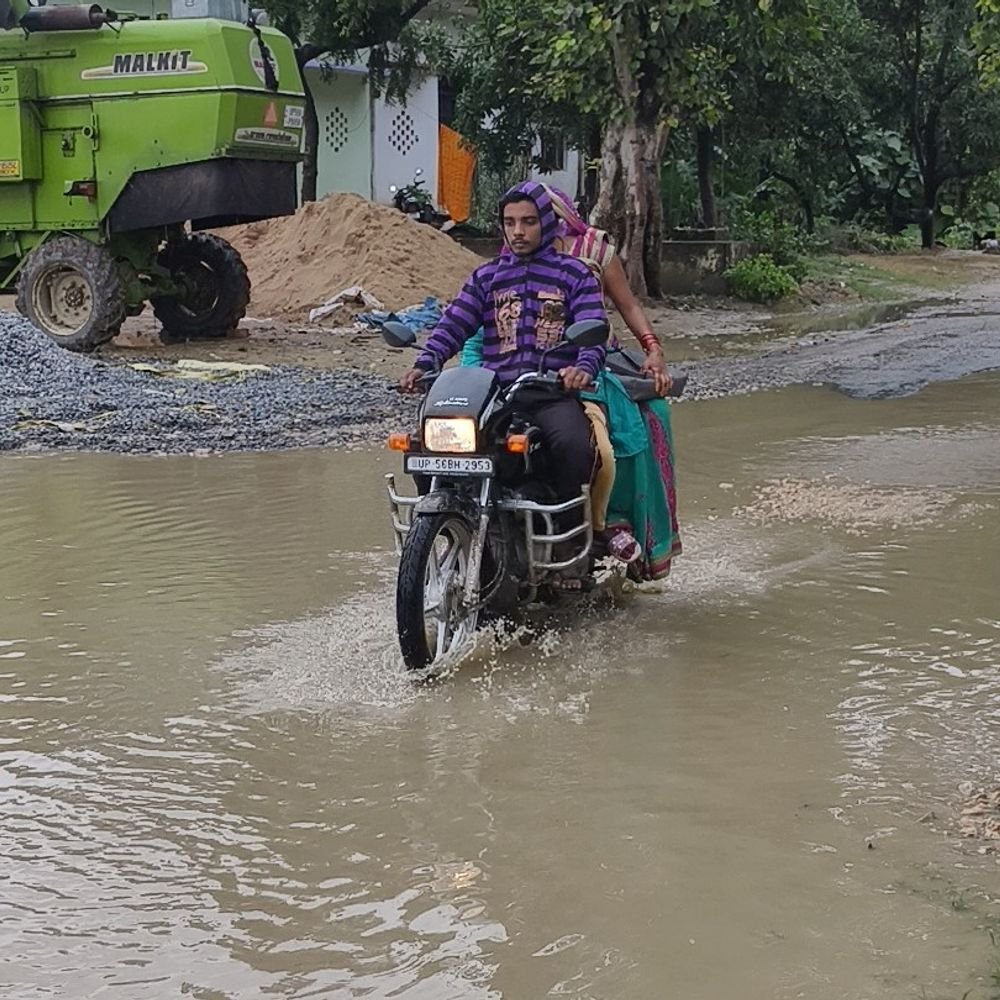 बड़वार में सड़क के गड्ढों में भरा बारिश का पानी:राहगीरों और स्कूली बच्चों को परेशानी, पीडब्ल्यूडी ने जल्द मरम्मत का आश्वासन दिया