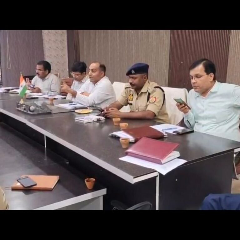 अवशेष प्रबंधन के बिना कंबाइन से कटाई नहीं होगी:नौतनवा में नियम तोड़ने पर मशीन सीज होगी; एसडीएम ने किसानों को जागरूक करने के निर्देश दिए