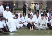 राजघाट पहुंचे राहुल गांधी, खड़गे व प्रियंका, कहा- ज्ञानेश कुमार ने इस्तीफा लेकर रहेंगे