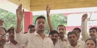 बहराइच में लेखपालों का चरणबद्ध आंदोलन शुरू:आठ सूत्रीय मांगों को लेकर प्रदर्शन, सीएम के नाम सौंपा ज्ञापन