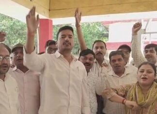 बहराइच में लेखपालों का चरणबद्ध आंदोलन शुरू:आठ सूत्रीय मांगों को लेकर प्रदर्शन, सीएम के नाम सौंपा ज्ञापन