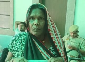 महराजगंज में विधवा महिला के घर का रास्ता रोका:कोर्ट के आदेश के बाद भी नहीं मिला रास्ता, लेखपाल पर पैसे लेने का आरोप