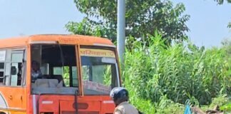 ककरही ब्रिज पर बाइक-बस की टक्कर:युवक गंभीर रूप से घायल, मौके पर जुटी भीड़; पुलिस जांच में जुटी ककरही ब्रिज पर बाइक-बस की टक्कर:युवक गंभीर रूप से घायल, मौके पर जुटी भीड़; पुलिस जांच में जुटी