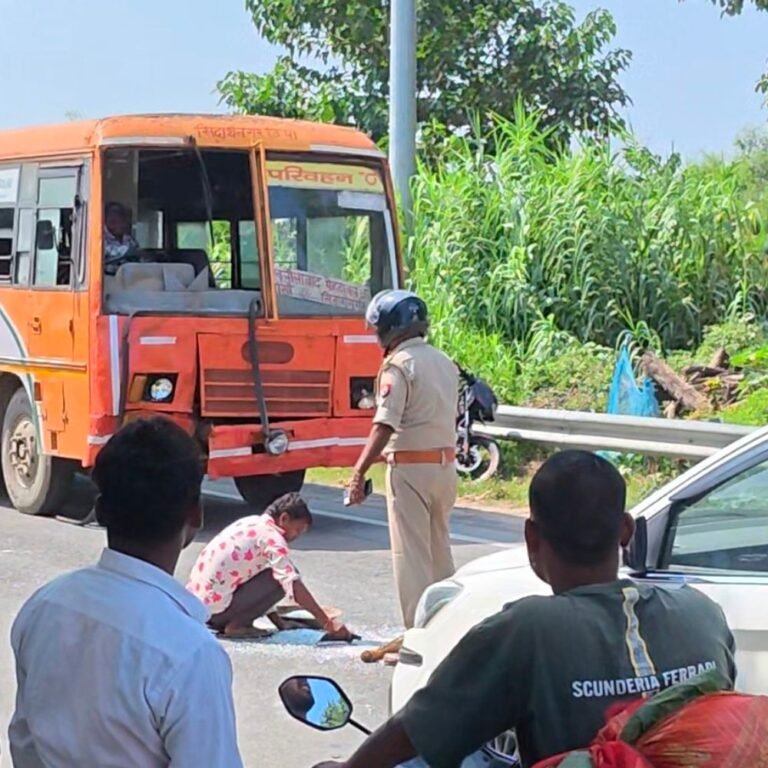 ककरही ब्रिज पर बाइक-बस की टक्कर:युवक गंभीर रूप से घायल, मौके पर जुटी भीड़; पुलिस जांच में जुटी