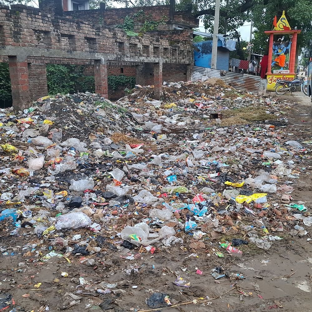 गड़रियन पुरवा में कूड़े से मच्छर बढ़े:बस स्टैंड के पास गंदगी; लोगों ने सफाई और दवा छिड़काव की मांग की