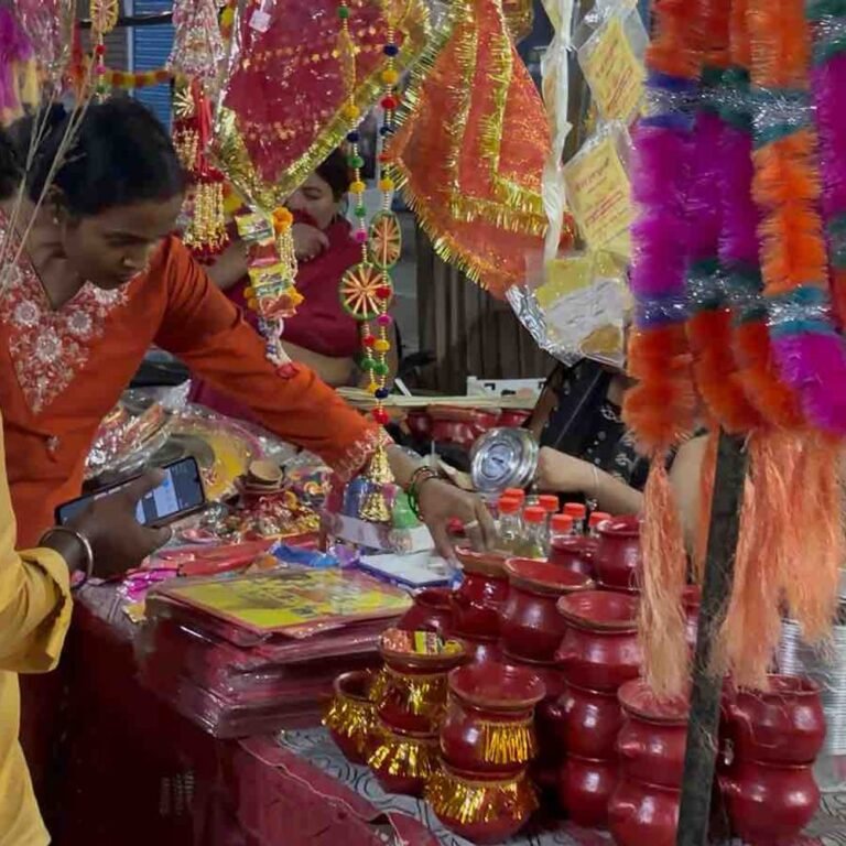 करवा चौथ की खरीदारी के लिए आनंद नगर में भीड़:महिलाएं गुरुवार को पति की लंबी उम्र के लिए निर्जला व्रत रखेंगी