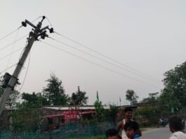 श्रावस्ती के परसोत्तमपुर गांव में 8 दिन से बिजली ठप:ट्रांसफार्मर लगा खंभा गिरने से समस्या; बच्चों की पढ़ाई पर असर, ग्रामीण परेशान