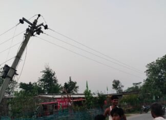 श्रावस्ती के परसोत्तमपुर गांव में 8 दिन से बिजली ठप:ट्रांसफार्मर लगा खंभा गिरने से समस्या; बच्चों की पढ़ाई पर असर, ग्रामीण परेशान