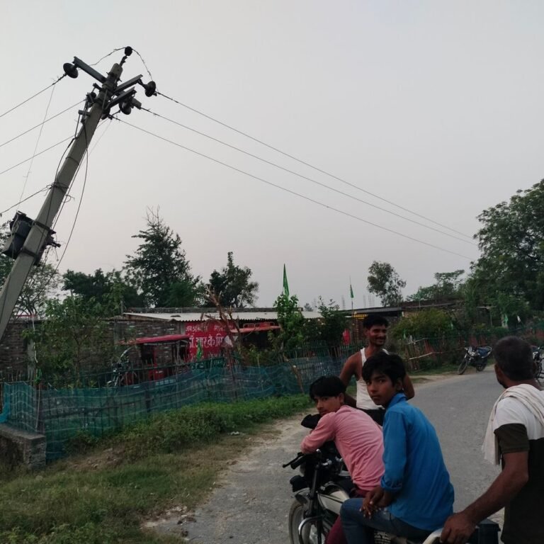 श्रावस्ती के परसोत्तमपुर गांव में 8 दिन से बिजली ठप:ट्रांसफार्मर लगा खंभा गिरने से समस्या; बच्चों की पढ़ाई पर असर, ग्रामीण परेशान