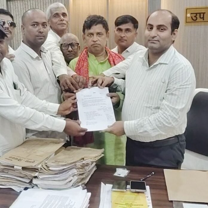 ग्रामीणों ने रोड नहीं तो वोट नहीं का नारा दिया:नौतनवा SDM को ज्ञापन देकर मोहनपुर-सिंहपुर-थरौली तक फॉरेस्ट रोड की मांग