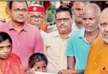 मगरमच्छ के हमले में जान गंवाने वाले छांगुर के परिवार:निचलौल में विधायक ने ₹5 लाख का चेक सौंपा, मछली पकड़ते समय हुआ हादसा मगरमच्छ के हमले में जान गंवाने वाले छांगुर के परिवार:निचलौल में विधायक ने ₹5 लाख का चेक सौंपा, मछली पकड़ते समय हुआ हादसा