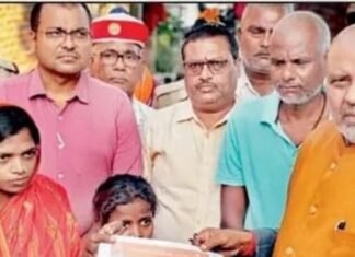 मगरमच्छ के हमले में जान गंवाने वाले छांगुर के परिवार:निचलौल में विधायक ने ₹5 लाख का चेक सौंपा, मछली पकड़ते समय हुआ हादसा मगरमच्छ के हमले में जान गंवाने वाले छांगुर के परिवार:निचलौल में विधायक ने ₹5 लाख का चेक सौंपा, मछली पकड़ते समय हुआ हादसा