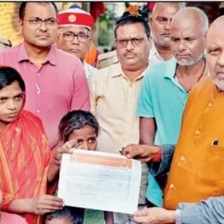 मगरमच्छ के हमले में जान गंवाने वाले छांगुर के परिवार:निचलौल में विधायक ने ₹5 लाख का चेक सौंपा, मछली पकड़ते समय हुआ हादसा