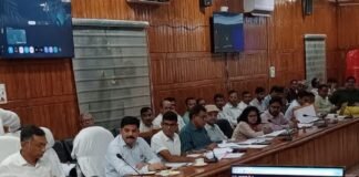 DM ने CMO समेत कई अधिकारियों का वेतन रोका:जनकल्याणकारी योजनाओं में लापरवाही पर सख्त, स्पष्टीकरण मांगा DM ने CMO समेत कई अधिकारियों का वेतन रोका:जनकल्याणकारी योजनाओं में लापरवाही पर सख्त, स्पष्टीकरण मांगा