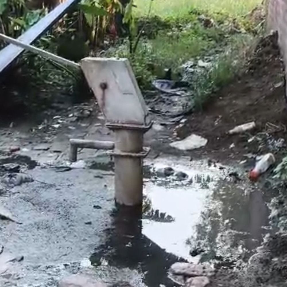 गिलौला ब्लॉक के मैरिया गांव में हैंडपंप खराब:ग्रामीणों को पीने के पानी की दिक्कत, गंदगी से बीमारी का खतरा